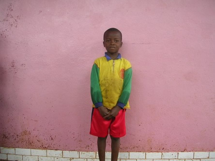 Enfant en uniforme coloré au centre