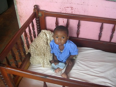 Bébé dans son berceau en bois