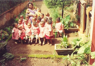 Enfants dans le jardin avec une éducatrice