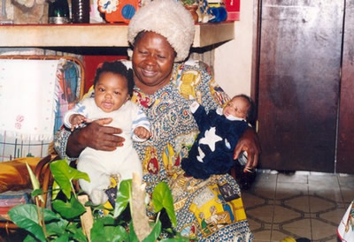Maman Fanny avec deux nourrissons