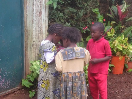 Enfants jouant dans la cour verdoyante