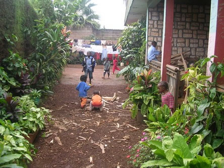 Allée du centre avec enfants