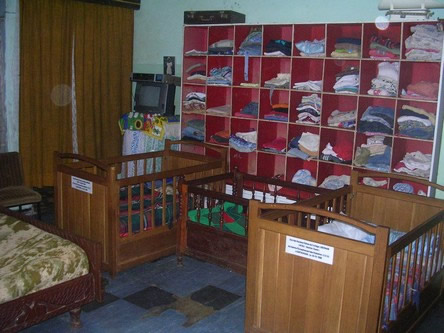 Dortoir des nourrissons et étagères de vêtements