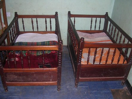 Deux berceaux en bois